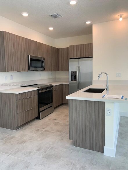 4798 NW 83rd Psge, Unit 1105 in Doral, FL - Building Photo - Building Photo