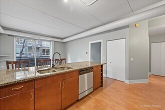 873 N Larrabee St in Chicago, IL - Building Photo - Building Photo