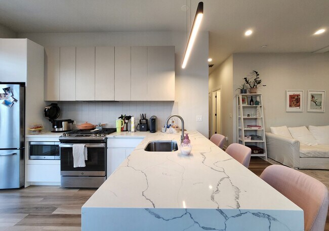 1348 W Roscoe St-Unit -301 in Chicago, IL - Building Photo - Building Photo