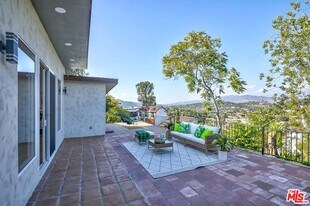 1832 Burnell Dr in Los Angeles, CA - Building Photo