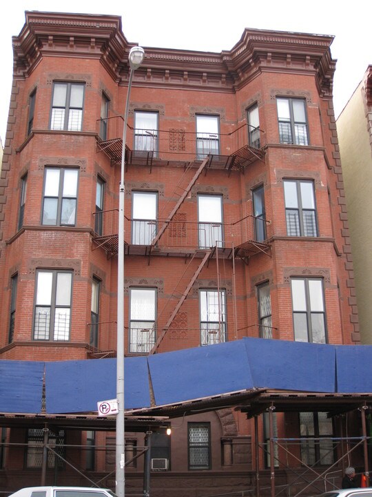 30 McDonough St in Brooklyn, NY - Building Photo