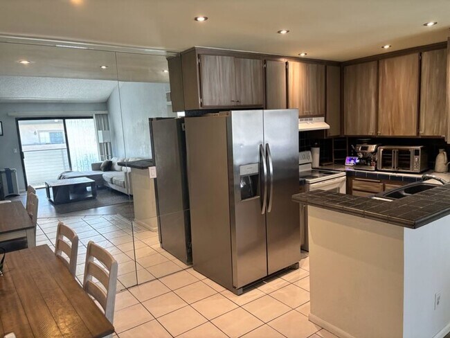 8801 Independence Ave in Los Angeles, CA - Building Photo - Building Photo