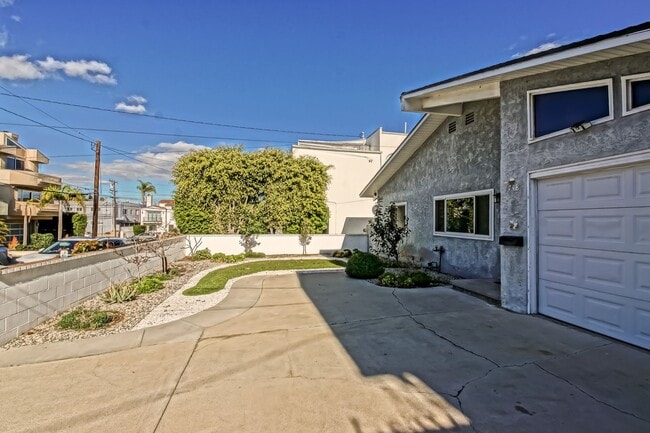 1748 Carver St in Redondo Beach, CA - Building Photo - Building Photo