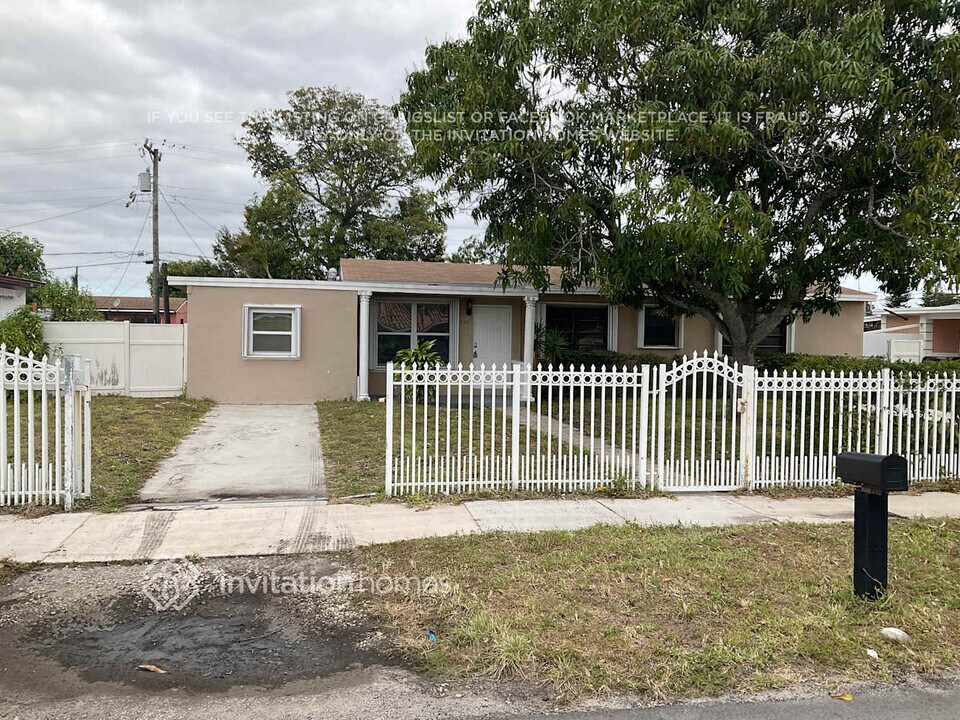 3051 NW 186th Terrace in Miami Gardens, FL - Foto de edificio