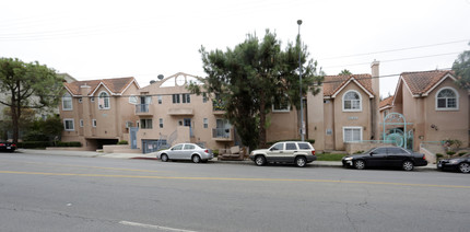 21826 Saticoy St in Canoga Park, CA - Building Photo - Primary Photo