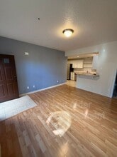 8758 NE Delamere Way in Beaverton, OR - Building Photo - Building Photo