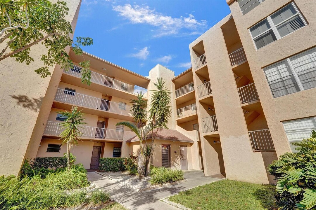 9440 Live Oak Pl, Unit 401 in Davie, FL - Building Photo