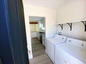 14859 Chatsworth Dr in Mission Hills, CA - Foto de edificio - Building Photo