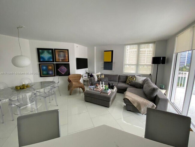 701 Brickell Key Blvd, Unit 704 in Miami, FL - Foto de edificio - Building Photo