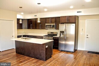 934 S 5th St in Philadelphia, PA - Building Photo - Building Photo