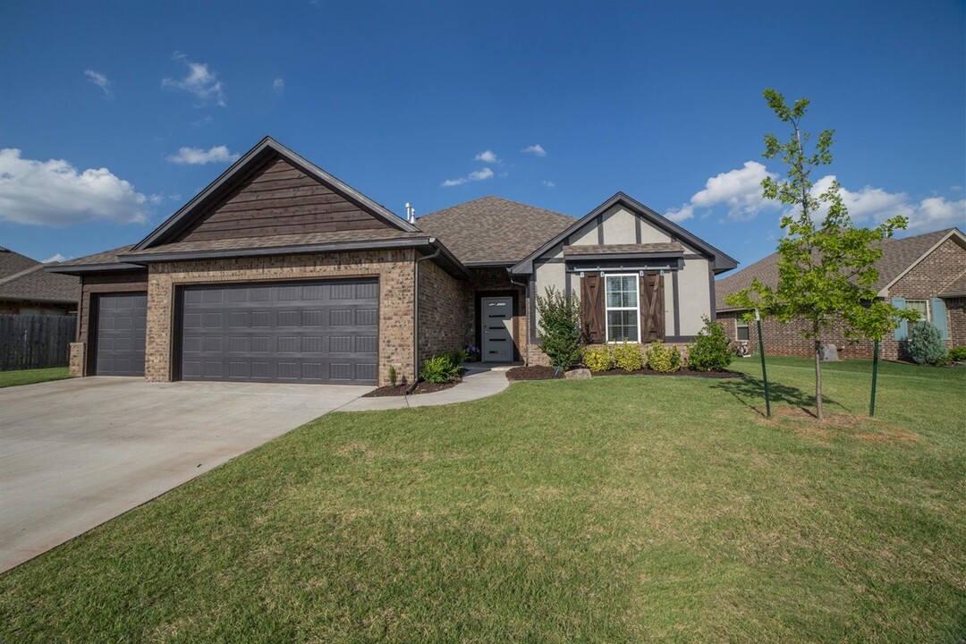 19120 Meadows Crossing Dr in Edmond, OK - Building Photo