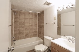 Cedar Ridge Apartments in Monroeville, PA - Foto de edificio - Interior Photo