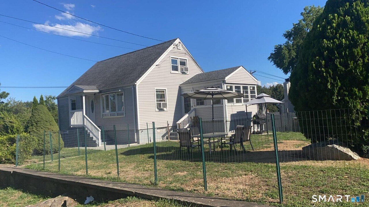 15 Edwards St in Bridgeport, CT - Building Photo