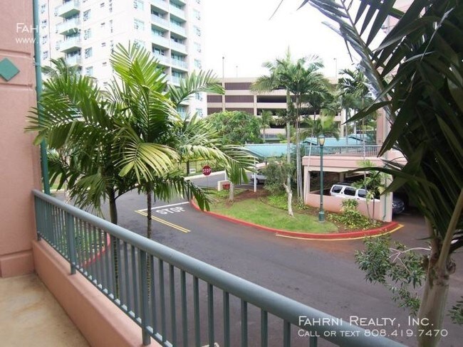 1090 Ala Napunani St in Honolulu, HI - Building Photo - Building Photo