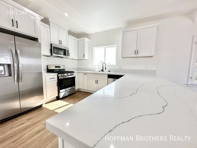 2837 S Bronson Ave, Unit 8 in Los Angeles, CA - Building Photo - Building Photo