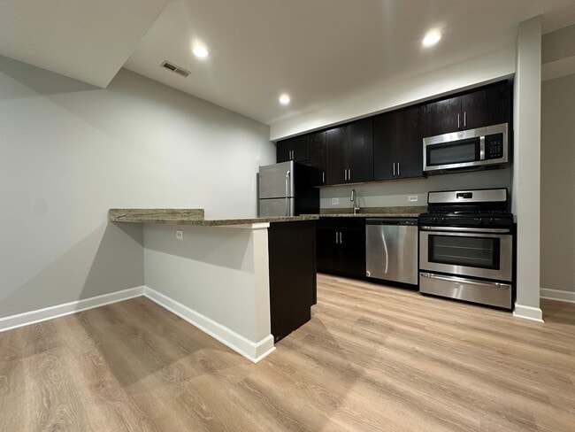 673 W Roscoe St in Chicago, IL - Building Photo - Building Photo