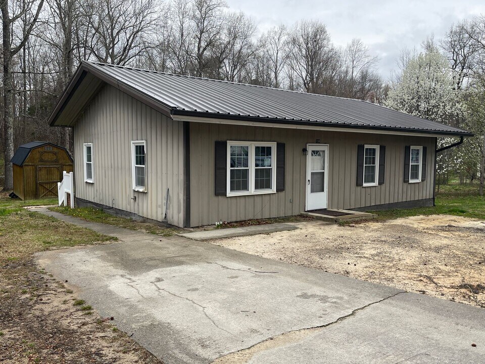 134 N Sylvan Rd in Waverly, VA - Building Photo