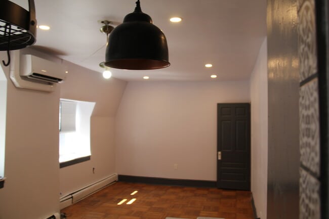 909 S 49th St, Unit 3RD FLOOR in Philadelphia, PA - Building Photo - Building Photo