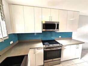 1052 Ala Nanu St in Honolulu, HI - Building Photo - Building Photo