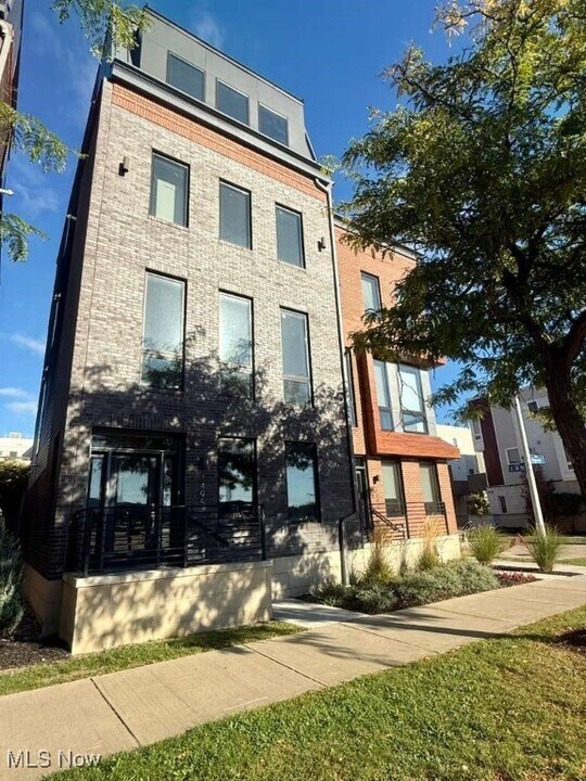 1495 Superior Ave E in Cleveland, OH - Building Photo