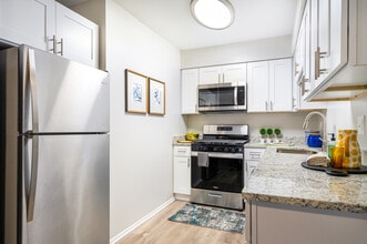 The Greenway at Carol Stream in Carol Stream, IL - Building Photo - Interior Photo