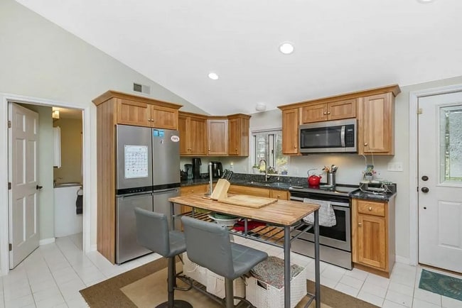 64 Shore Rd in Wellesley, MA - Building Photo - Building Photo