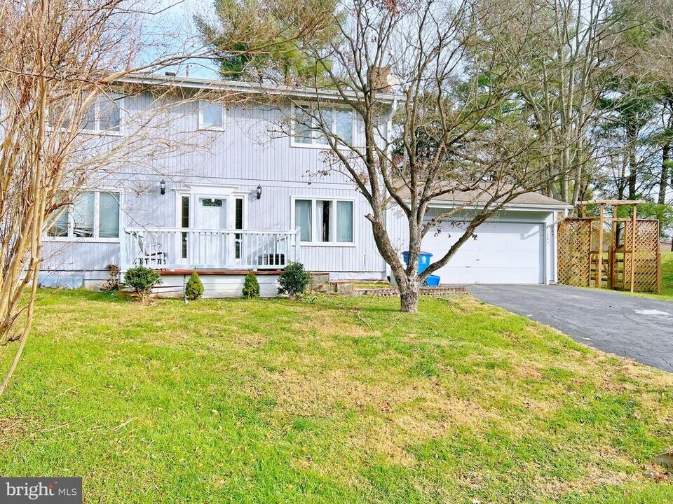 11505 Alcinda Ln in North Potomac, MD - Building Photo