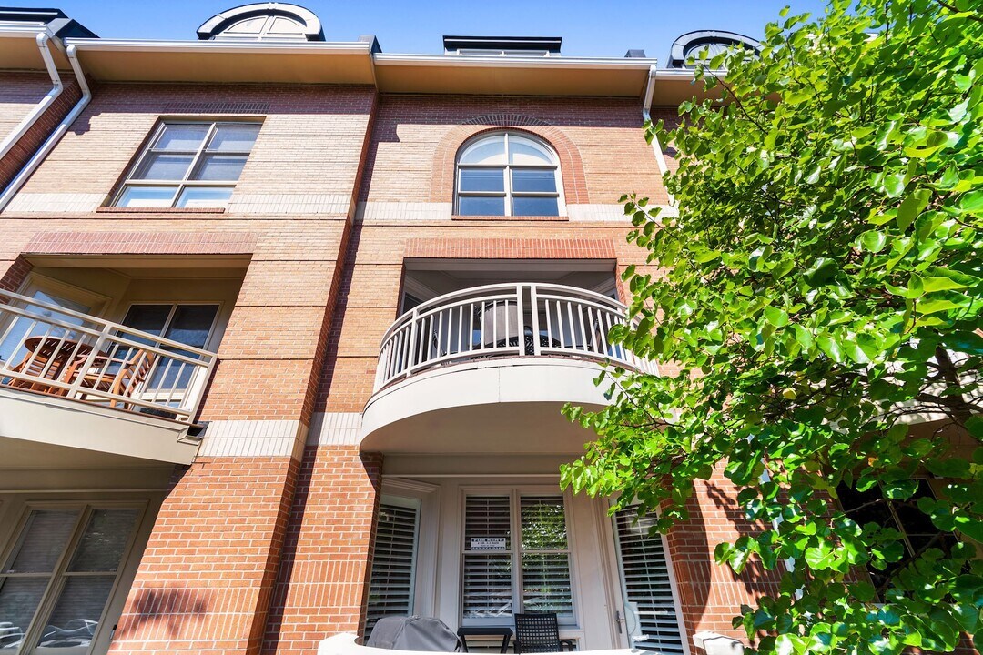 1682 N Quinn St in Arlington, VA - Building Photo