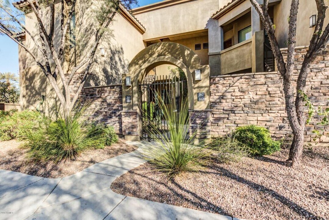 7027 N Scottsdale Rd in Paradise Valley, AZ - Building Photo