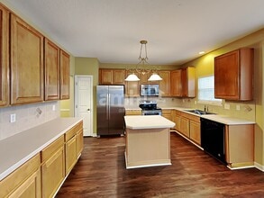 203 Fox Glen Dr W in Pickerington, OH - Foto de edificio - Building Photo