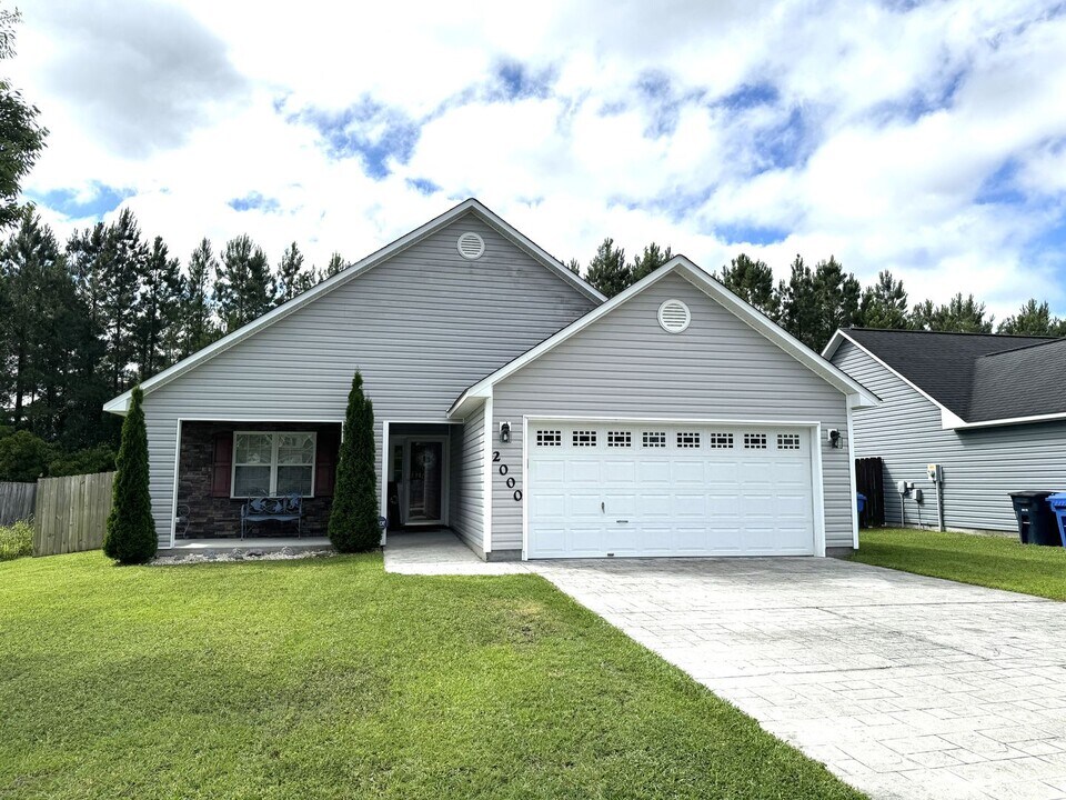 2000 W T Whitehead Dr in Jacksonville, NC - Building Photo