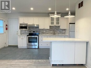 2116 Mountainside Dr in Burlington, ON - Building Photo - Building Photo