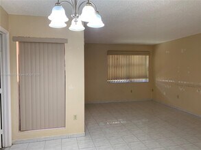 10861 NW 7th St in Miami, FL - Building Photo - Building Photo