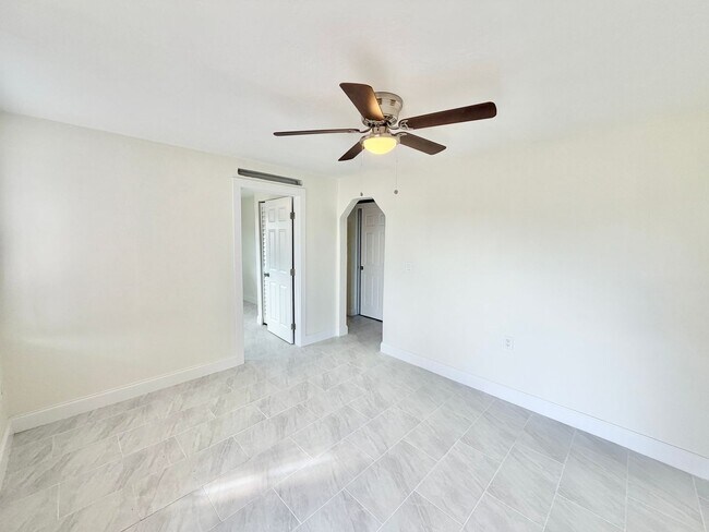 618 6th Ave in Marco Island, FL - Building Photo - Building Photo