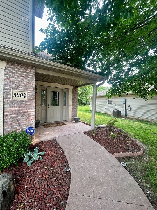 5904 Freeport Way in Columbia, MO - Building Photo