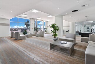 10350 W Bay Harbor Dr in Bay Harbor Islands, FL - Foto de edificio - Building Photo