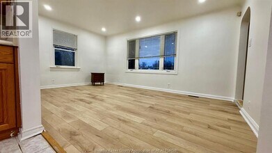 2911 Dominion Blvd in Windsor, ON - Building Photo - Building Photo