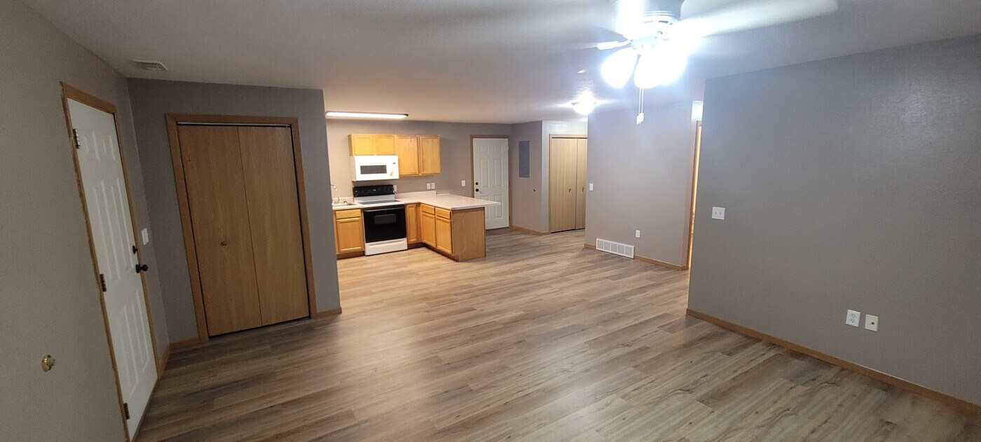 1308 E Redwood Blvd, Unit 1408 E Redwood BVD in Brandon, SD - Foto de edificio