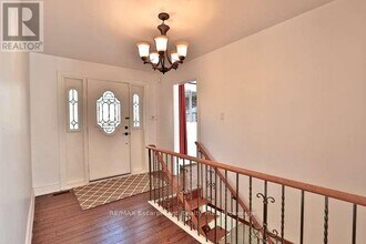 1336 Queen Victoria Ave in Mississauga, ON - Building Photo - Building Photo