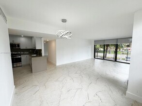 13000 SW 92nd Ave, Unit B212 in Miami, FL - Foto de edificio - Building Photo