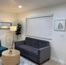 2160 NW 18th Ter, Unit 1 in Miami, FL - Foto de edificio - Building Photo