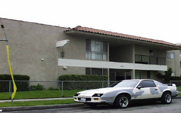 6025 Fullerton Ave in Buena Park, CA - Foto de edificio - Building Photo