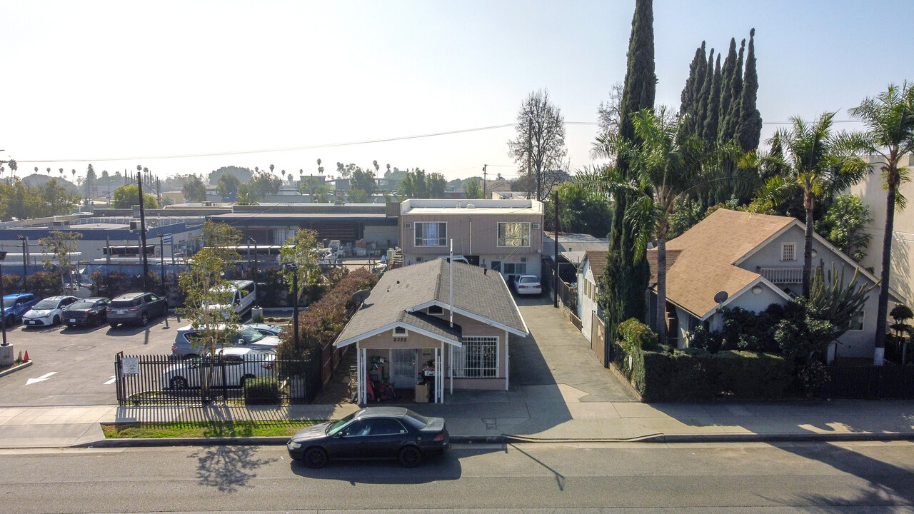 2322 Foothill Blvd in Pasadena, CA - Building Photo