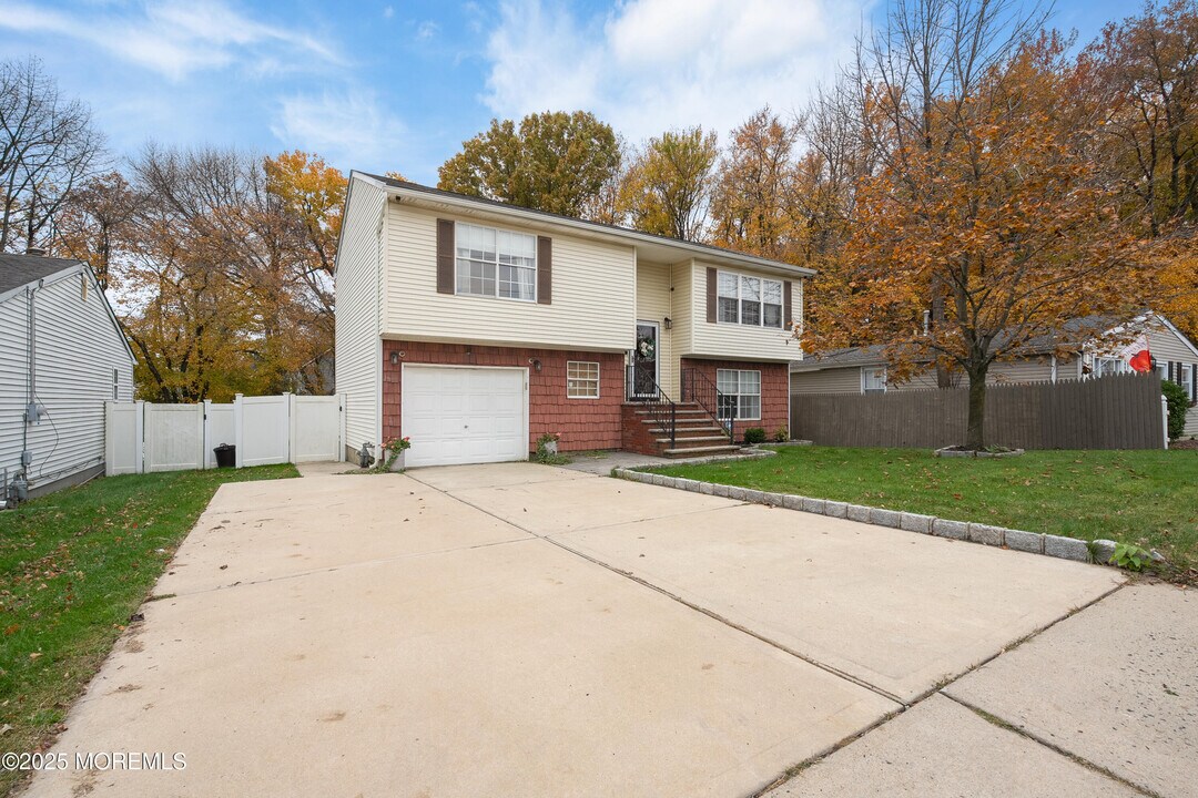 121 Milton Ave in Cliffwood, NJ - Building Photo