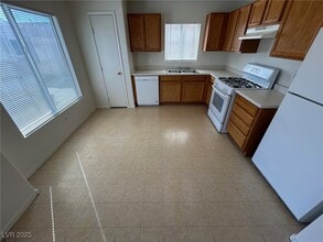 6450 Stone Dry Ave in Henderson, NV - Foto de edificio - Building Photo