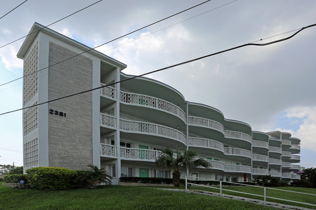 Lakeside Point Condominiums in Lake Worth, FL - Foto de edificio - Building Photo