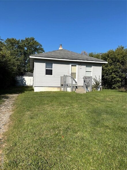 2032 Utley Rd in Flint, MI - Building Photo