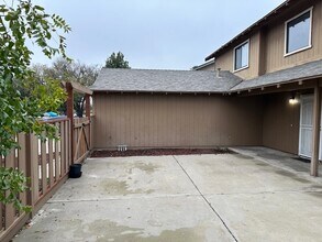 1921 Bridgewood Way in Modesto, CA - Foto de edificio - Building Photo