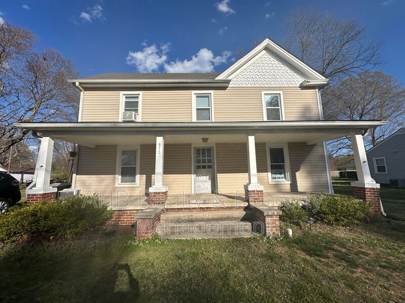 511 Cummings St in Gibsonville, NC - Foto de edificio