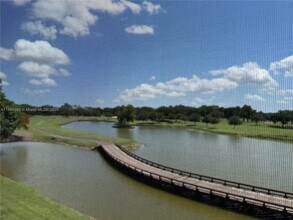 3001 W Rolling Hills Cir in Davie, FL - Building Photo - Building Photo